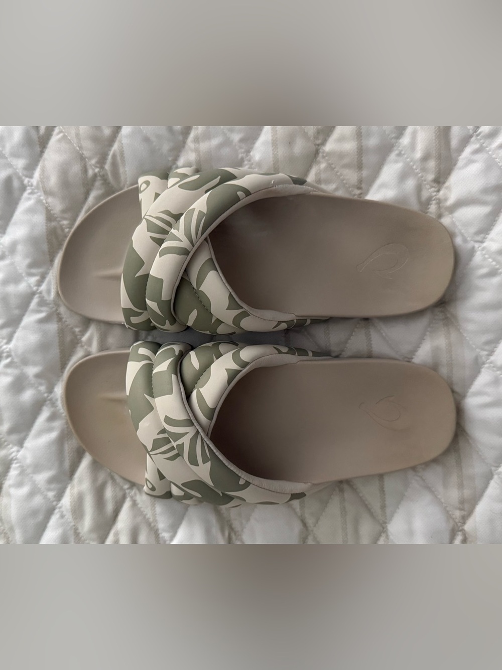 OulCai Neutral Olive & Cream Padded Slide Sandals size 7 like new